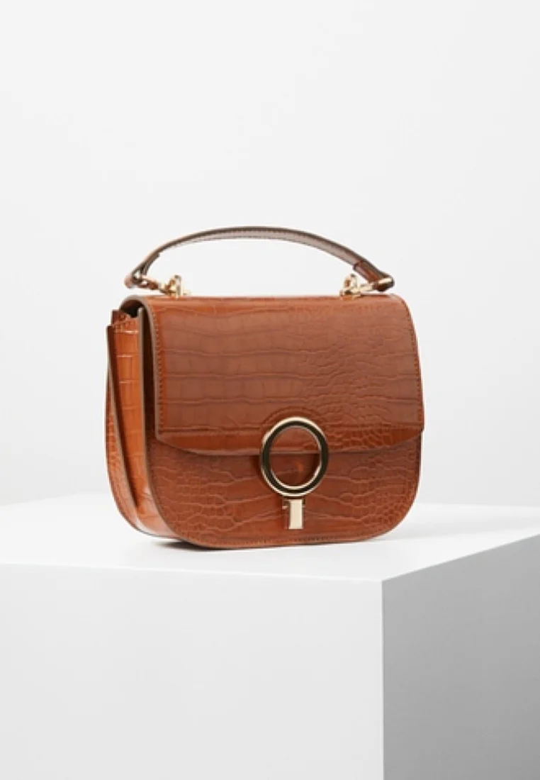کیف دستی و دوشی زنانه منگو با طرح کروکودیل و قفل حلقه‌ای  MANGO Croc-Effect Handbag with Gold Ring Clasp